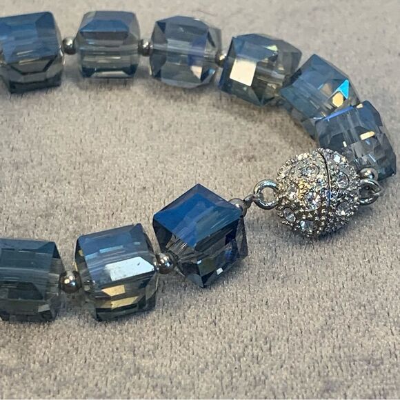 BLUE Geo cube square rhinestone bracelet magnetic closure costume jewellery - Picture 5 of 8